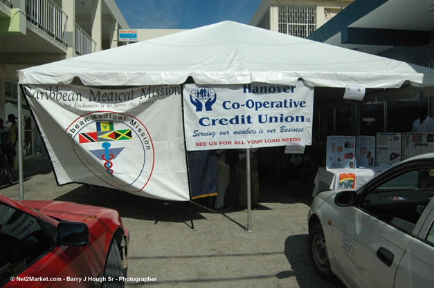 Free Clinic at Lucea Plaza, Caribbean Medical Mission, Wednesday, October 18, 2006 - Negril Travel Guide, Negril Jamaica WI - http://www.negriltravelguide.com - info@negriltravelguide.com...!