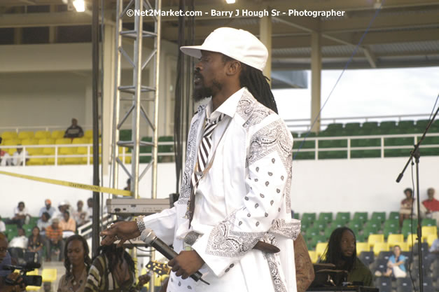 Beenie Man - Cure Fest 2007 - Longing For Concert at Trelawny Multi Purpose Stadium, Trelawny, Jamaica - Sunday, October 14, 2007 - Cure Fest 2007 October 12th-14th, 2007 Presented by Danger Promotions, Iyah Cure Promotions, and Brass Gate Promotions - Alison Young, Publicist - Photographs by Net2Market.com - Barry J. Hough Sr, Photographer - Negril Travel Guide, Negril Jamaica WI - http://www.negriltravelguide.com - info@negriltravelguide.com...!