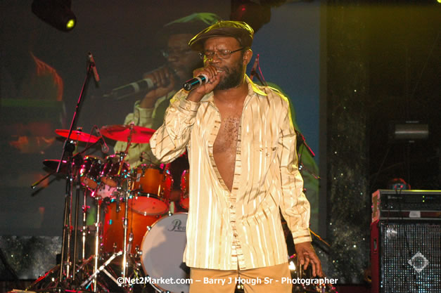 Beres Hammond - Red Stripe Reggae Sumfest 2007 - Zenith - Saturday, July 21, 2007 - Catherine Hall, Montego Bay, St James, Jamaica W.I. - Negril Travel Guide, Negril Jamaica WI - http://www.negriltravelguide.com - info@negriltravelguide.com...!