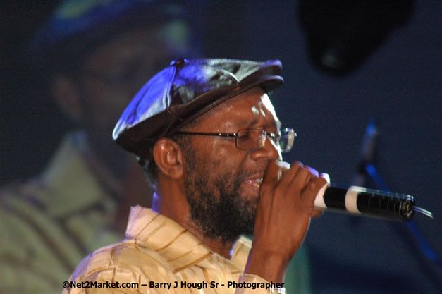 Beres Hammond - Red Stripe Reggae Sumfest 2007 - Zenith - Saturday, July 21, 2007 - Catherine Hall, Montego Bay, St James, Jamaica W.I. - Negril Travel Guide, Negril Jamaica WI - http://www.negriltravelguide.com - info@negriltravelguide.com...!