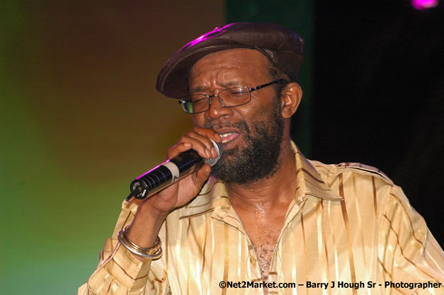 Beres Hammond - Red Stripe Reggae Sumfest 2007 - Zenith - Saturday, July 21, 2007 - Catherine Hall, Montego Bay, St James, Jamaica W.I. - Negril Travel Guide, Negril Jamaica WI - http://www.negriltravelguide.com - info@negriltravelguide.com...!