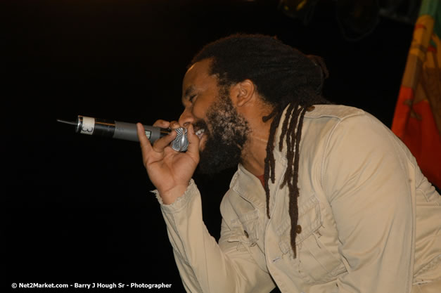 The Marley Brother's - Damian, Stephen, Julian, and Kimani - Smile Jamaica, Nine Miles, St Anns, Jamaica - Saturday, February 10, 2007 - The Smile Jamaica Concert, a symbolic homecoming in Bob Marley's birthplace of Nine Miles - Negril Travel Guide, Negril Jamaica WI - http://www.negriltravelguide.com - info@negriltravelguide.com...!