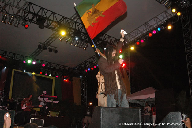 Damian Marley - Red Stripe Reggae Sumfest 2006 - The Summit - Jamaica's Greatest, The World's Best - Saturday, July 22, 2006 - Montego Bay, Jamaica - Negril Travel Guide, Negril Jamaica WI - http://www.negriltravelguide.com - info@negriltravelguide.com...!