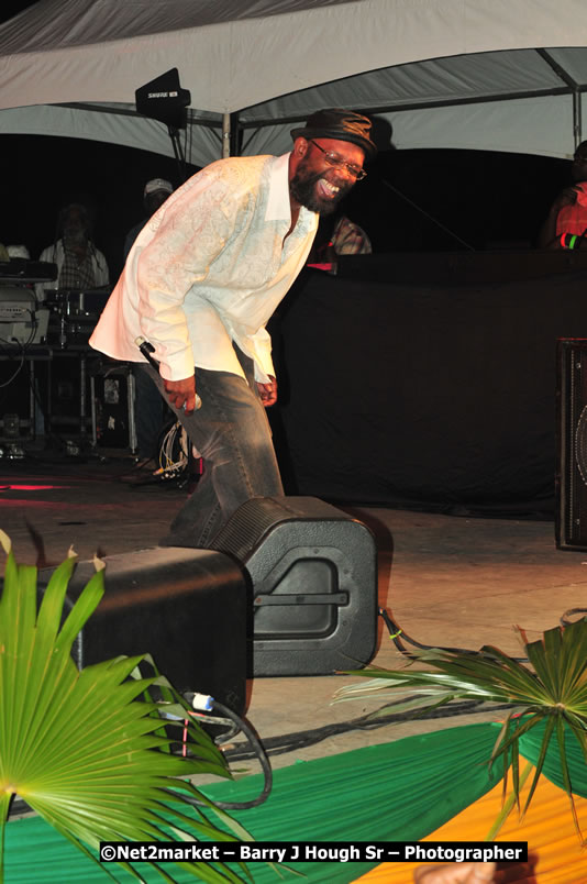 Beres Hammond @ Unite The People An International Reggae Fest, Featuring: Beres Hammond, Coco T, Queen Ifrica, Khalil, Cameal Davis, Iley Dread, Rochelle, Geoffrey Star, Ras Penco, Kool DeLoy, Otis Gayle, J.McKay, Tiney Winey, Venue at Norman Manley Boulevard, Negril, Westmoreland, Jamaica - Saturday, April 4, 2009 - Photographs by Net2Market.com - Barry J. Hough Sr, Photographer/Photojournalist - Negril Travel Guide, Negril Jamaica WI - http://www.negriltravelguide.com - info@negriltravelguide.com...!